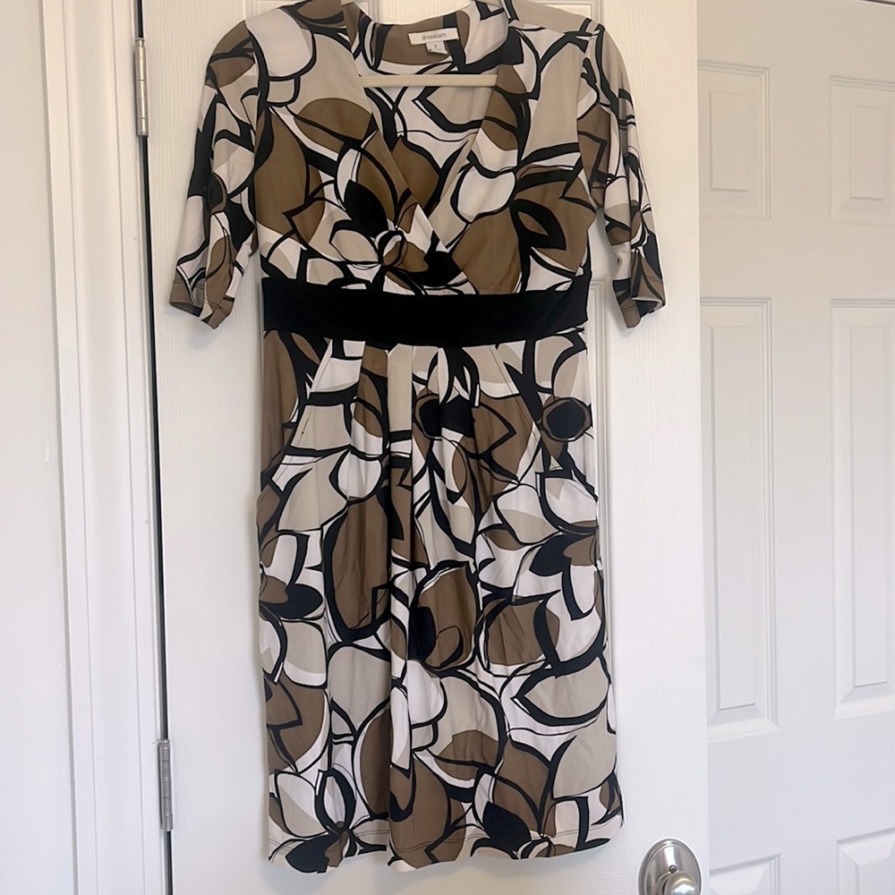Dress barn stretchy print dress (A line) with pockets at the hips